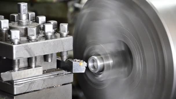 Токарна обробка промислового алюмінієвого пілінгу — стокове відео