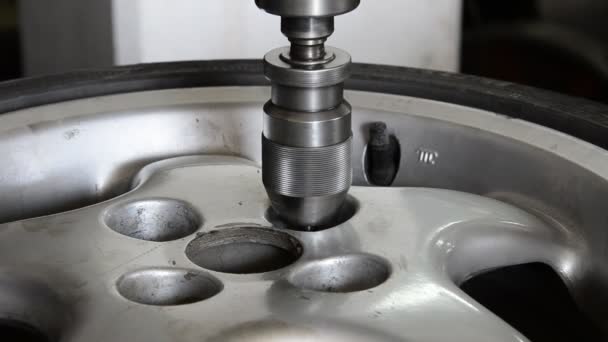 Industrial CNC drill machine milling car aluminum wheel — Stock Video
