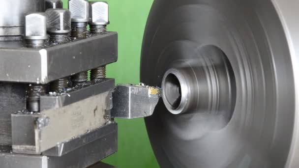 Lathe machining industrial aluminum peeling — Stock Video