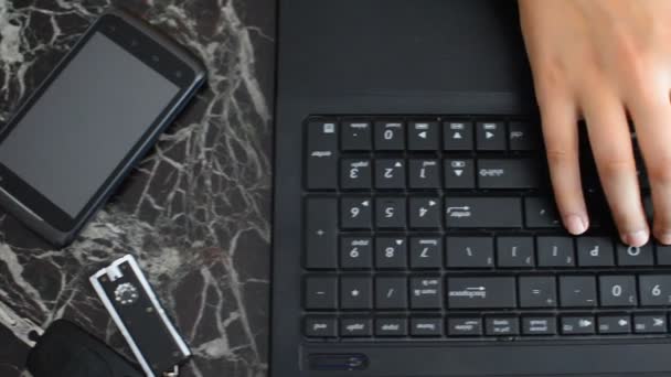 Manos femeninas escribiendo en un teclado portátil — Vídeo de stock