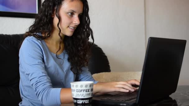 Chica surfeando el ordenador portátil y beber café — Vídeo de stock