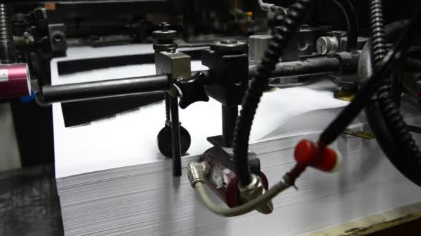 Bogenseiten werden in eine Offsetdruckmaschine eingespeist — Stockvideo