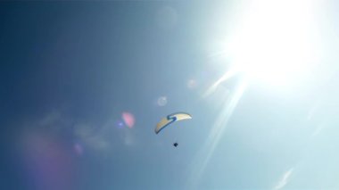 Paraşütler parlak güneş ışık