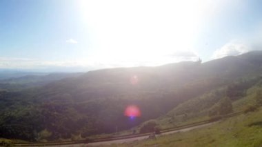 Parlak güneş karşı test yamaç paraşütü