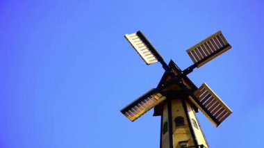 Yel değirmenleri ve mavi gökyüzü doğa