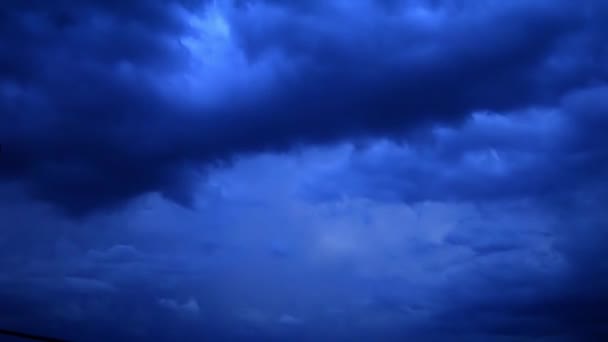 Nubes de lluvia con rayos de trueno — Vídeos de Stock