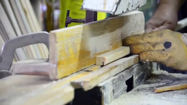 Menuisier Coupe du bois sur scie circulaire à lame 