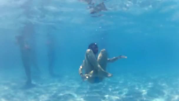 Kız eğleniyor bir yüzme havuzunda — Stok video