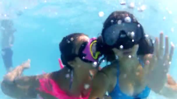 Jóvenes amigas en una piscina — Vídeos de Stock