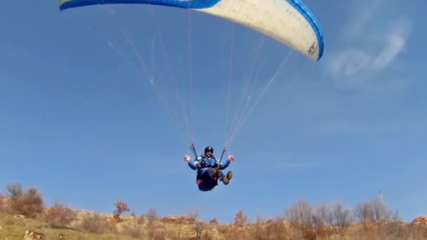 El parapente se mueve suavemente por el aire — Vídeo de stock