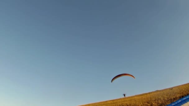 Paraglider taking off van een berg — Stockvideo