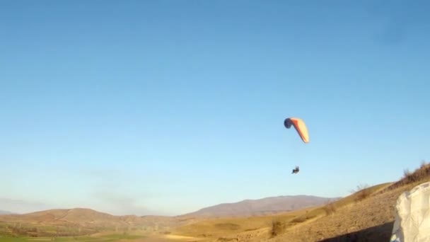 Parapente s'envole le long d'une ligne de crête gagne ascenseur — Video