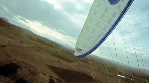 Parasailing in de lucht — Stockvideo