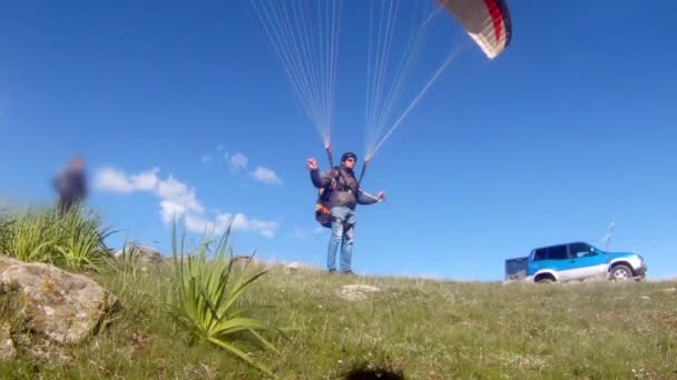 Paraglider starten vanaf de bergkam — Stockvideo