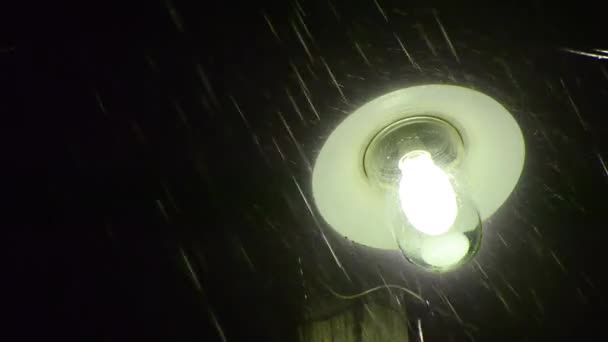 Eső horro éjszakai jelenet — Stock videók