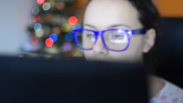 Mulher usando computador — Vídeo de Stock
