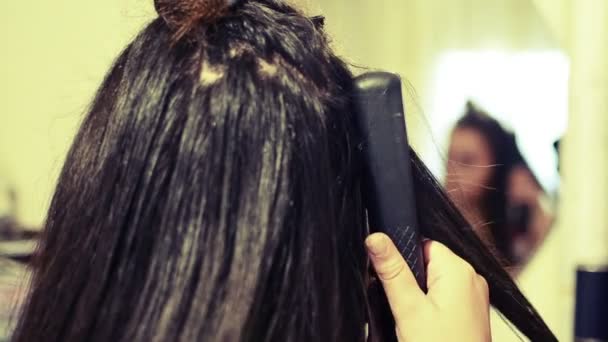 Выпрямитель волос, используемый прямоугольный утюг — стоковое видео