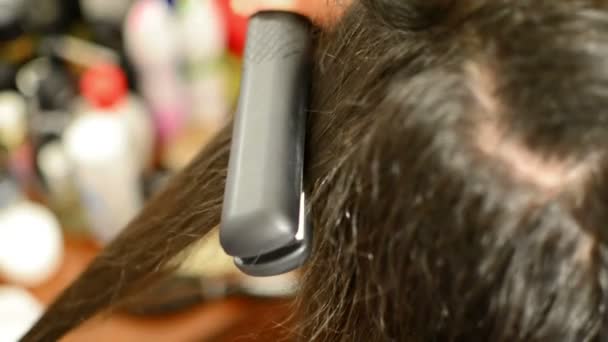 Στυλίστας σιδερώματος μαλλιά του γυναικείου προτύπου — Αρχείο Βίντεο