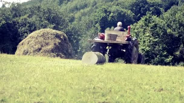 Drewno konstrukcyjne, ciągnięty przez ciągnik — Wideo stockowe