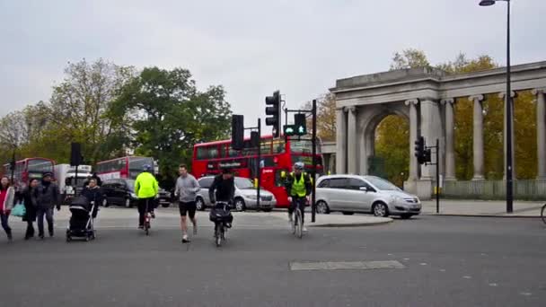 Personas y tráfico en Londres — Vídeo de stock