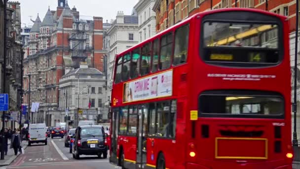 Människor pendlare och trafik i London — Stockvideo