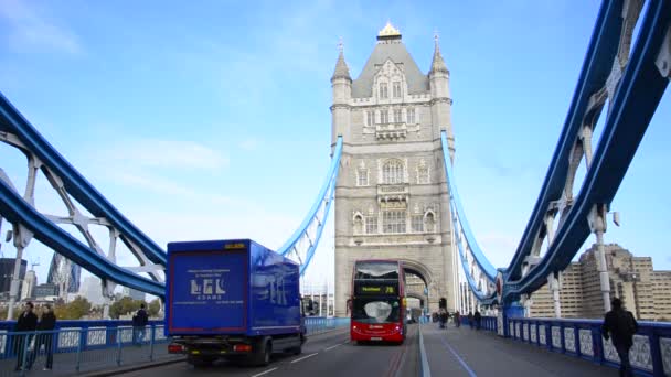 London röd buss korsar Tower Bridge — Stockvideo