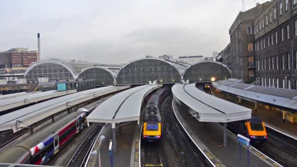 Arrivée des trains à la gare de Padington à Londres — Video