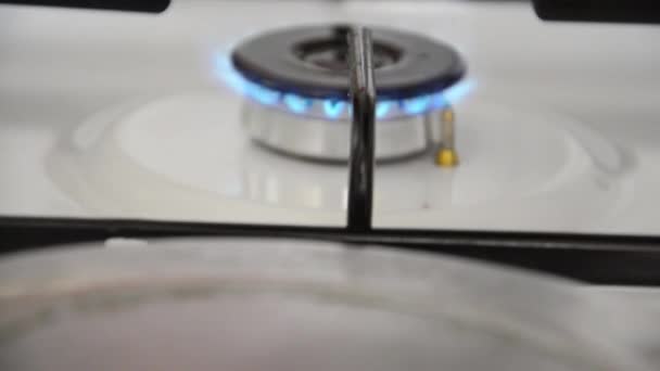 Brûlure de gaz d'une cuisinière à gaz de cuisine — Video