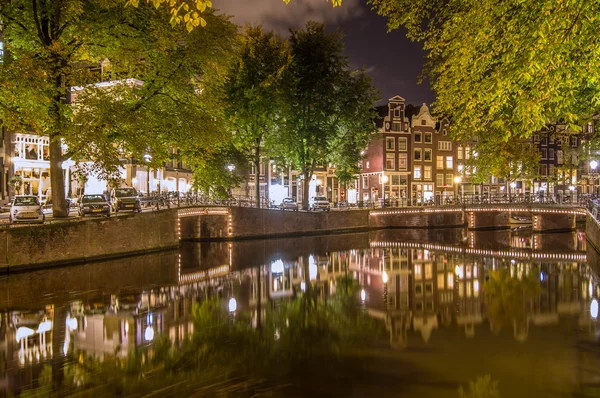 Canal à noite em Amsterdã — Fotografia de Stock