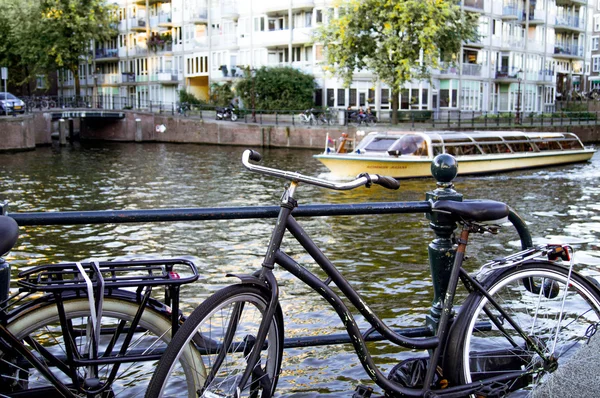 Bicicleta e barco em amsterdam — Fotografia de Stock