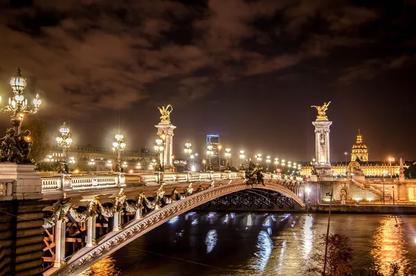 Paris romantik bro på natten — Stockfoto