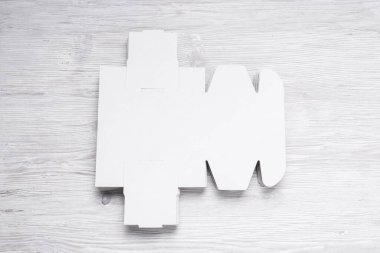 Açılmış bir sürü karton kutu ahşap masa