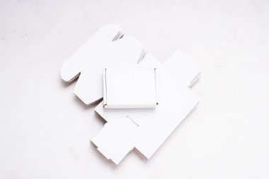 Açılmış bir sürü karton kutu ahşap masa