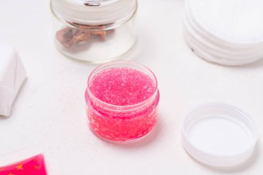 Beyaz masaya pembe ev yapımı merhem sürdüm.