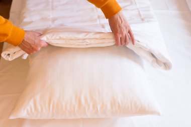 Kadın eli temiz bir yatak yapar.