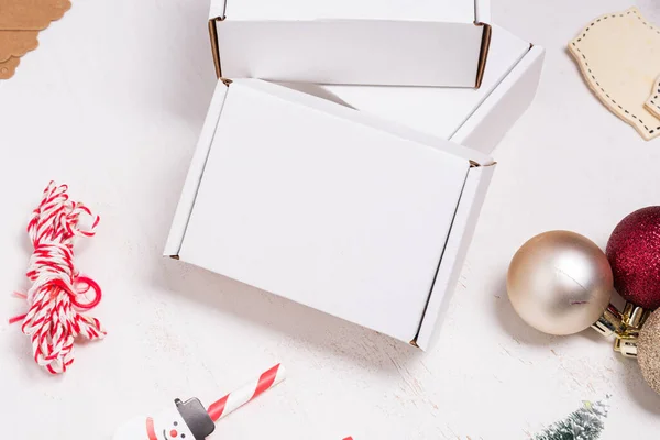 木制桌子上的纸板箱装饰着圣诞装饰品 — 图库照片
