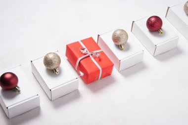 Noel topuyla süslenmiş bir sürü karton kutu.