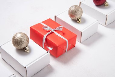 Noel topuyla süslenmiş bir sürü karton kutu.