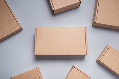 Kahverengi düz karton kutular.