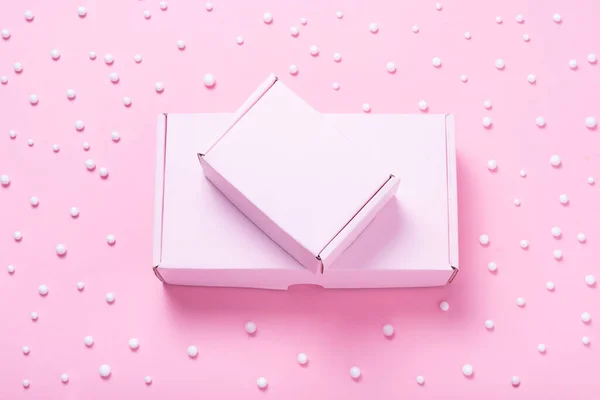 Caja Cartón Rosa Decorada Con Bolas Blancas — Foto de Stock