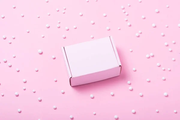 Caja Cartón Rosa Decorada Con Bolas Blancas — Foto de Stock