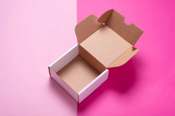 Renk Arkaplanı Üzerinde Basit Beyaz Karton Kutu Açık Boş — Stok fotoğraf
