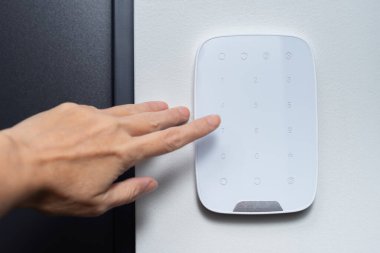 Bir güvenlik kurulumunun merkezi alarm kontrol paneli