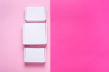 Set, bir sürü beyaz karton kutu renk arkaplanı, üst görünüm