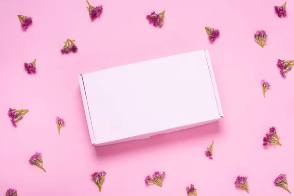 Розовые Картонные Коробки Цветном Фоне Украшены Свежим Потоком — стоковое фото