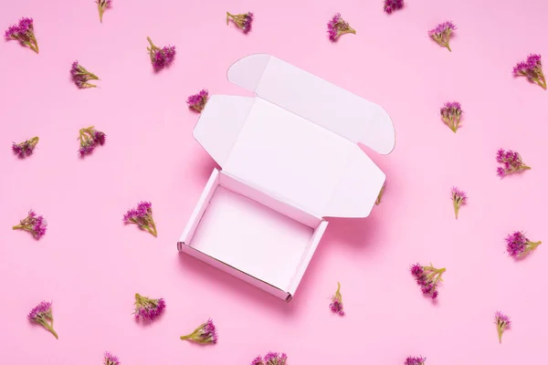 Ροζ Κουτί Cardboads Χρώμα Φόντο Διακοσμημένο Φρέσκια Ροή — Φωτογραφία Αρχείου