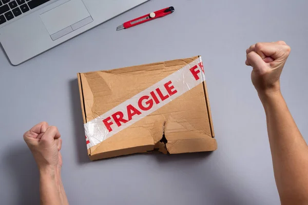 Kırık Kırılgan Paket Ofis Masasındaki Karton Kutu — Stok fotoğraf