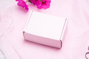 Pembe kağıt mendil üzerine pembe karton kutu.