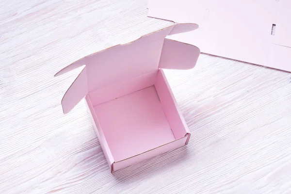 Caixa Papelão Rosa Caixa Fundo Madeira Branca — Fotografia de Stock