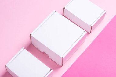 Set, bir sürü beyaz karton kutu renk arkaplanı, üst görünüm